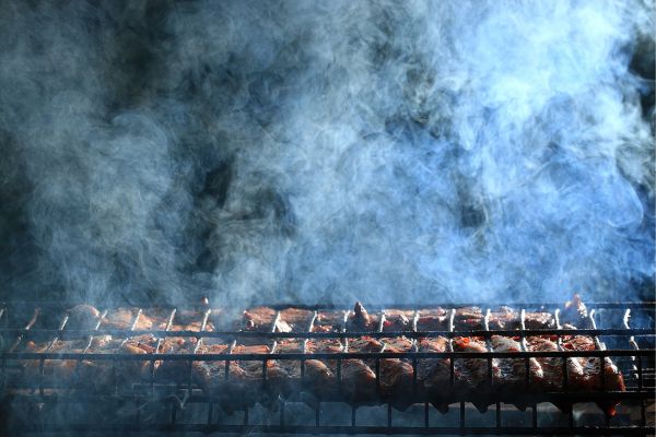 Smoking meat with cooking wood